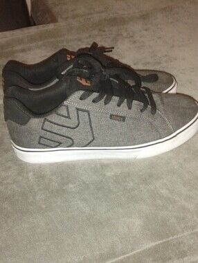 Men's Etnies Size 10 Gray and Black Low-Top Canvas Skate Shoes